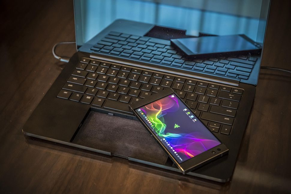 Project Linda: Kifaa kinachoibadilisha Simu yako ya Razer Phone kuwa Laptop
